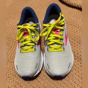 GENTLY USED!! Brooks Ghost 14 (women’s 7.5)